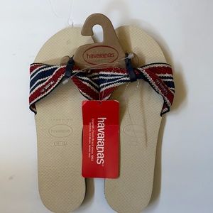Havaianas slip on.
